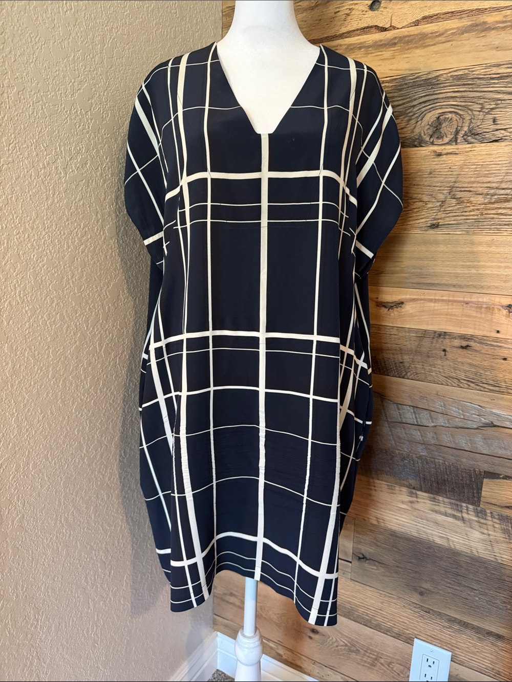 EUC Vince Navy & Cream Windowpane V-Neck Women’s Dress